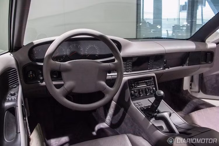 Không chỉ có ngoại thất, nội thất của chiếc xe cũng đi trước thời đại với các trang bị như những mẫu xe hiện nay, chẳng hạn như hệ thống thông tin giải trí nằm chính giữa bảng táp-lô. Bản thân bảng táp-lô với thiết kế thẳng đứng của 989 cũng có cách bố trí các chi tiết rất giống chiếc Porsche Panamera thế hệ đầu tiên.