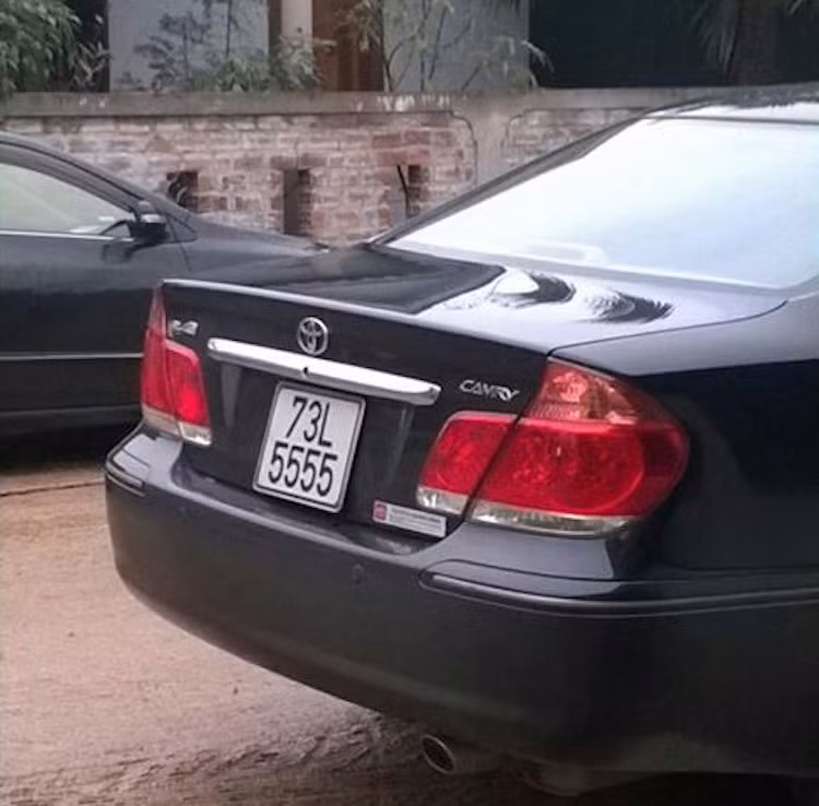 Một chiếc Camry đời cũ, nhưng lại có biển 4 số tứ quý 5 cực hiếm.