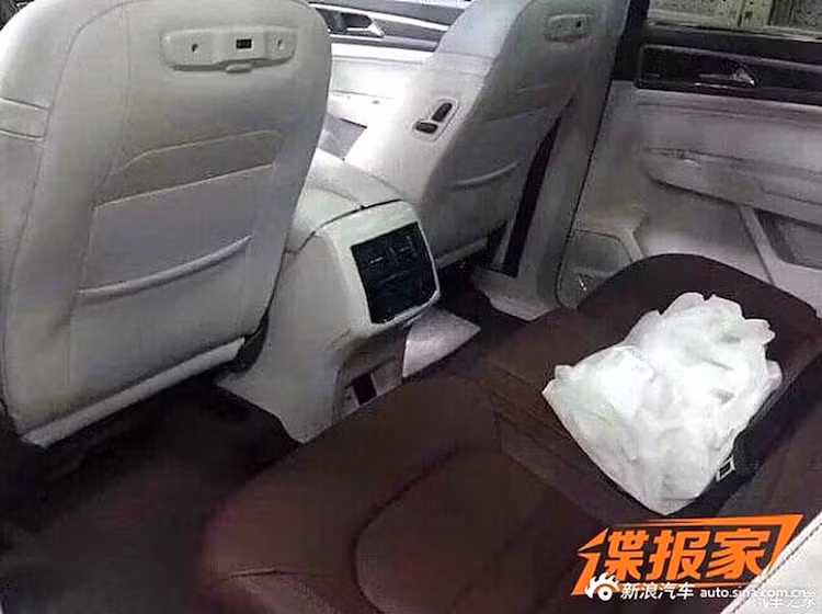 Những công nghệ và tiện nghi cao cấp như hệ thống thông tin giải trí thế hệ mới, hàng ghế trước điều chỉnh điện hoàn toàn... sẽ đều hội tụ trên Teramont. Đặc biệt với kích thước lớn, chiếc xe sẽ không gặp khó khăn để có thể cho phép 7 người ngồi thoải mái trong cabin.