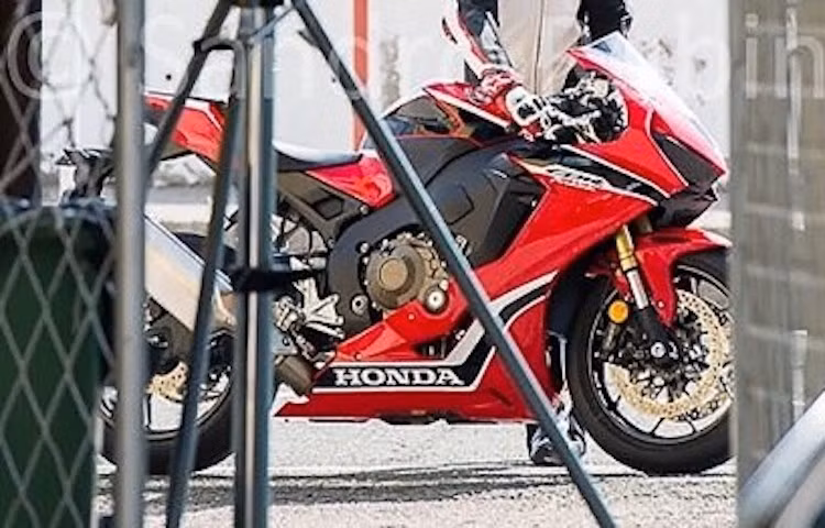 Theo dự đoán, Honda CBR1000RR 2017 sẽ được chính thức ra mắt tại triển lãm xe máy EICMA tại Milan vào tháng 11 tới đây.