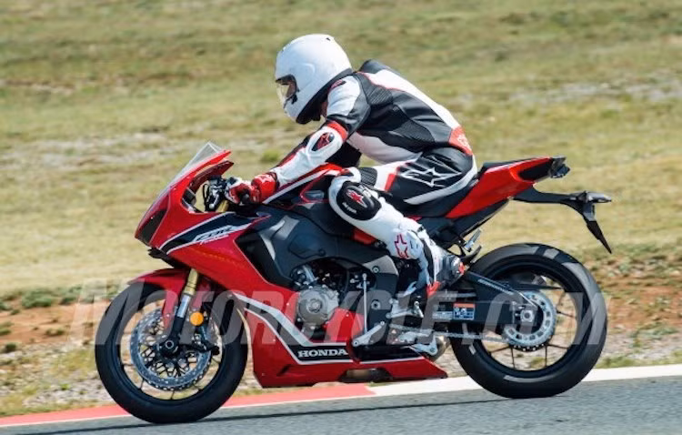 Dù những tấm ảnh chụp chiếc xe từ khá xa và không rõ ràng nhưng khi "soi kỹ", nhiều fan của dòng xe đã tỏ ý thất vọng trên các diễn đàn và mạng xã hội khác nhau, CBR1000RR 2017 chỉ là "bình mới rượu cũ" khi Honda đã chỉ tiếp tục cải tiến mạnh mẽ thế hệ hiện tại, thay vì hoàn toàn phát triển ra một mẫu siêu môtô thế hệ mới.