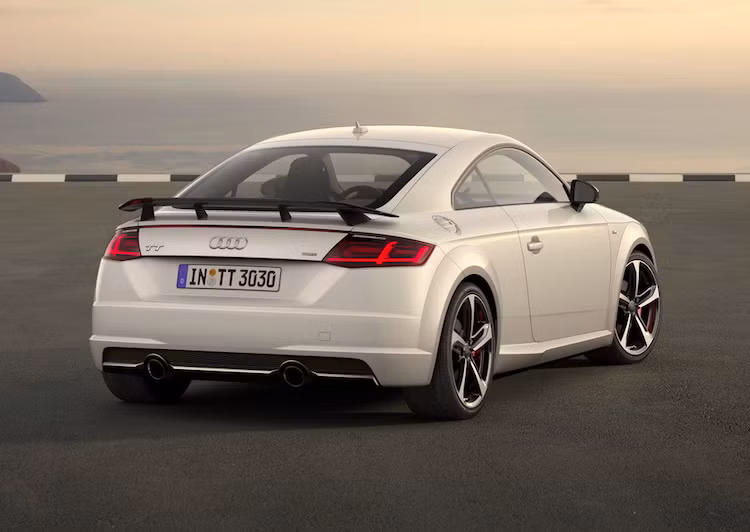 So với phiên bản thường, TT S Line Competition còn có hệ thống treo thể thao thấp hơn 10 mm và hệ thống lái Audi Drive 5 chế độ. Ở bên trong nội thất, phiên bản S Line Competition có cặp ghế thể thao S, vô-lăng vát đáy phẳng kiểu xe đua và cabin bọc kết hợp giữa da và Alcantara. Trả thêm ít tiền, khách hàng còn có thể "mở khóa" lựa chọn da cao cấp Nappa.