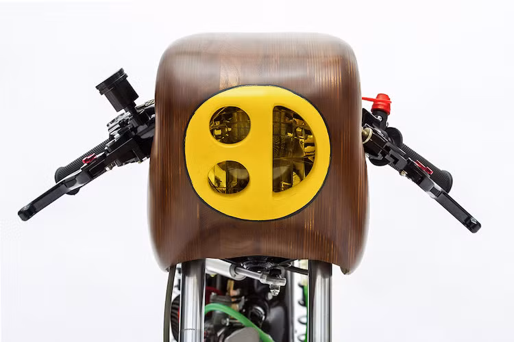 Đúng như tên gọi, La Chute đã có những chi tiết làm bằng các mảnh gỗ thừa trong gara của anh. Trong đó, độc đáo nhất là phần đầu xe với quây gió có hình emoticon mặt cười xoay góc 90 độ, được anh ghép từ các mảnh gỗ phong và hông.