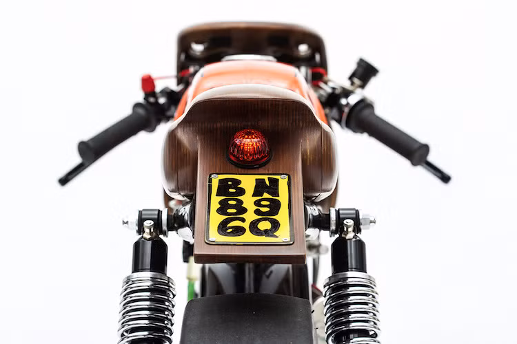 Phần đuôi này cũng đã được Woodman thiết kế thò ra một đoạn, tạo thành nơi gắn biển số và đèn hậu. Tuy nhiên, biển số trên chiếc xe cũng chỉ có tác dụng trang trí do sau khi được độ lại, La Chute đã không còn có đủ các trang bị tối thiểu để có thể được đăng ký lưu thông hợp pháp ngoài phố.