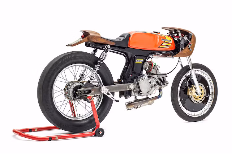 Woodman đã hoàn thành La Chute ngay trước ngày diễn ra Punk's Peak. Trong quá trình độ chiếc xe, anh đã phải chạy thử và điều chỉnh nó trong một bãi đỗ xe rộng. Với trọng lượng siêu nhẹ và động cơ mạnh, theo Woodman diễn tả, gia tốc của La Chute "cực kỳ điên rồ"! Dù cuộc đua Punk's Peak năm nay đã bị hủy do sương mù, nhưng hiện tại anh đã có kế hoạch đem chiếc xe tới các giải khác trong tương lai gần.