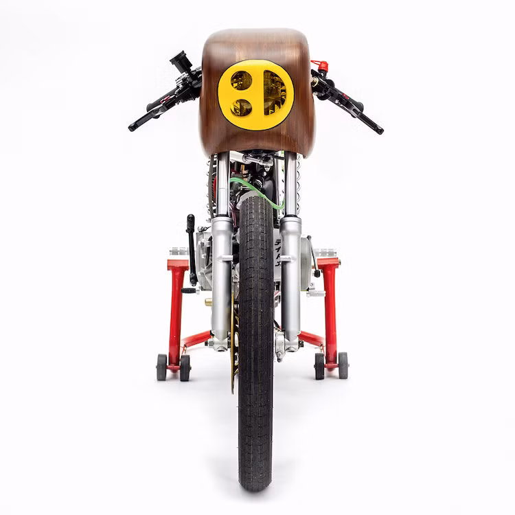 Ở phía trước, chiếc xe sở hữu vành nan 18 inch cùng cặp phuộc của Honda Dream (một mẫu xe côn tay khác của Honda, không phải dòng Dream thường thấy ở Việt Nam), với phanh đĩa để có khả năng dừng an toàn hơn. Woodman đã ốp 2 tấm nhựa tròn vào bánh trước của La Chute để tạo chỗ dán logo của các nhà tài trợ, tuy nhiên hiện giờ các tấm nhựa này chỉ dùng để "làm cảnh".