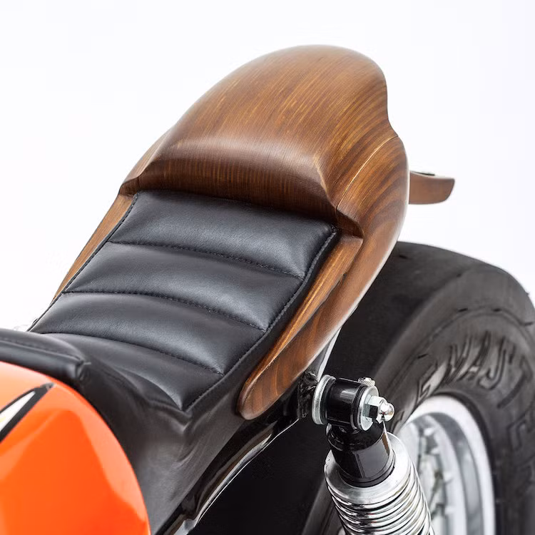 Phần khung phía sau đuôi xe cũng đã được Woodman chỉnh sửa lại để có thể lắp được chiếc đuôi bằng gỗ do anh chế tạo thủ công, ôm xung quanh bộ yên da với thiết kế hoài cổ. Cũng giống như phần đầu, đuôi xe đã được ghép từ gỗ cây hông và phong. Với thân vỏ bằng gỗ nhẹ và các chi tiết tối giản, chiếc xe chỉ nặng 82 kg.