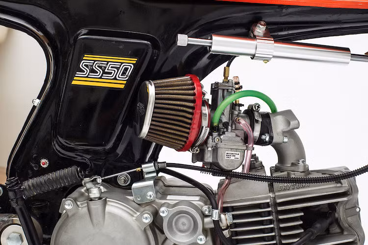 Để có thể "đấu" được với những mẫu xe đua phân khối lớn mạnh hơn nhiều, Woodman đã phải trang bị cho chiếc La Chute cục máy Daytona Anima 4 van 190 cc. Trước khi lắp lên chiếc xe, khối động cơ này còn được gửi tới Stomp 777 - xưởng độ máy ngang Honda xi-lanh đơn tốt nhất nước Pháp để "chế cháo" nhằm đạt công suất tối đa lên tới 27 mã lực.