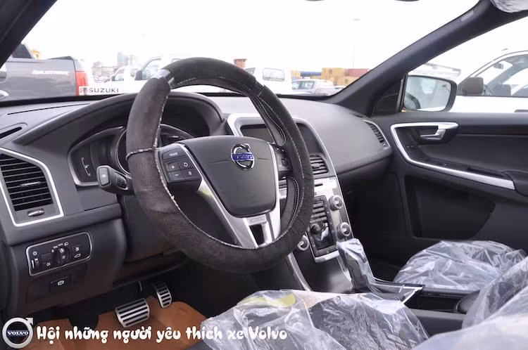 Theo đúng phong cách Bắc Âu, nội thất của Volvo XC60 được thiết kế trực quan, đơn giản nhưng hữu dụng. Tuy nhiên do đã ra đời từ năm 2008 và chỉ được cải tiến nhẹ từ đó tới nay, cabin của xe đã lộ rõ thiết kế lạc hậu hơn so với các đối thủ đồng hạng, đã trải qua 2 thế hệ khác nhau trong cùng khoảng thời gian