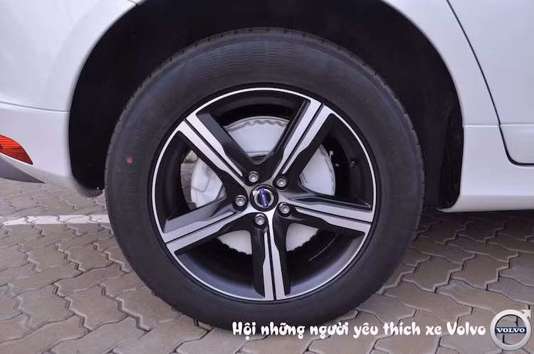 Phiên bản XC60 chính hãng đầu tiên được nhập về Việt Nam còn là bản thể thao T5 AWD R-Design, chính vì vậy chiếc xe còn sở hữu mâm đúc 5 cánh mạnh mẽ với 2 tông màu và. Ngoài ra, phiên bản R-Design còn có hệ thống treo cứng hơn, đem tới cảm giác lái thể thao hơn.