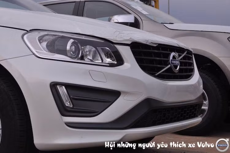 Phiên bản XC60 T5 AWD R-Design được nhập về Việt Nam sở hữu động cơ xăng 4 xi-lanh thẳng hàng 2.0l tăng áp, đem tới công suất tối đa 240 mã lực và mô-men xoắn cực đại 349 Nm. Động cơ này được kết hợp với hộp số tự động 8 cấp.