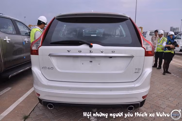 Giống như các dòng SUV khác của Volvo cùng thời kỳ và thậm chí là ngay cả tới ngày nay, XC60 có phần đuôi đơn giản, với điểm nhấn là cặp đèn hậu chạy dọc theo 2 bên cột D của xe cùng dòng chữ Volvo với các ký tự tách xa nhau đặt trên hốc biển số.