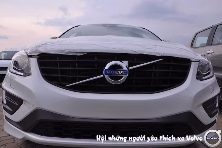 Ra đời từ trước thời kỳ Volvo được tập đoàn Geely của Trung Quốc mua lại vào năm 2010, XC60 có thiết kế tròn trịa và không có vẻ đẹp đơn giản nhưng tinh tế và sang trọng như các dòng xe mới ra của hãng gần đây như XC90, V90 và S90. Mặc dù vậy, các đặc trưng của Volvo vẫn được giữ lại trên chiếc xe, trong đó có lưới tản nhiệt lớn với thanh nẹp chéo với logo chính giữa.