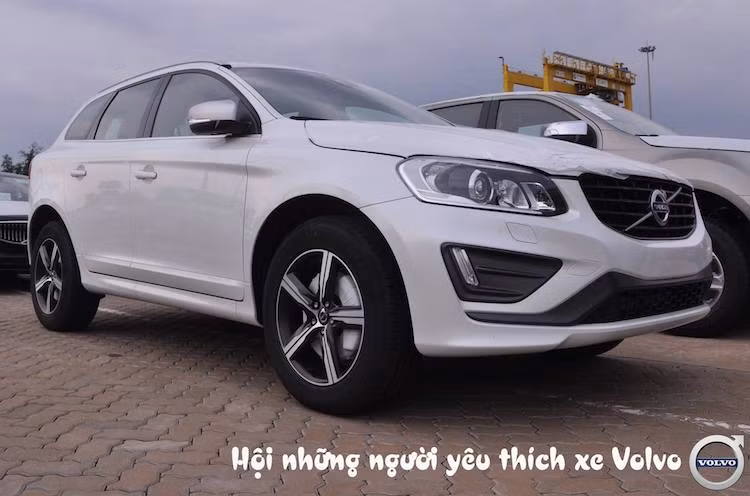  Volvo XC60 mới là dòng xe compact crossover cao cấp, được tạo ra nhằm trở thành "đối trọng" của các đối thủ tới từ Đức như Audi Q5, Mercedes GLK-Class (nay là GLC) và BMW X3. Chiếc xe được ra mắt lần đầu vào năm 2008, có bản nâng cấp giữa vòng đời vào năm 2014 và mới chỉ có duy nhất 1 thế hệ từ đó tới nay.