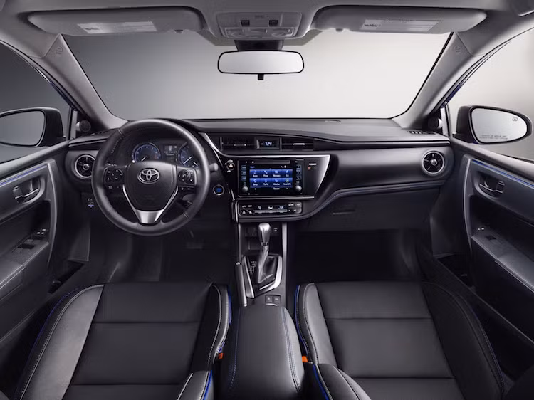 Bên trong khoang lái, bảng táp-lô của Corolla 2017 đã có một số thay đổi nhỏ như khu vực điều khiển trung tâm có cách sắp xếp các nút điều khiển mới trực quan hơn, cùng với các khe gió điều hòa tròn thay vì đa giác. Các phiên bản cao cấp có hệ thống thông tin giải trí Entune với màn hình 7 inch và tính năng định vị.