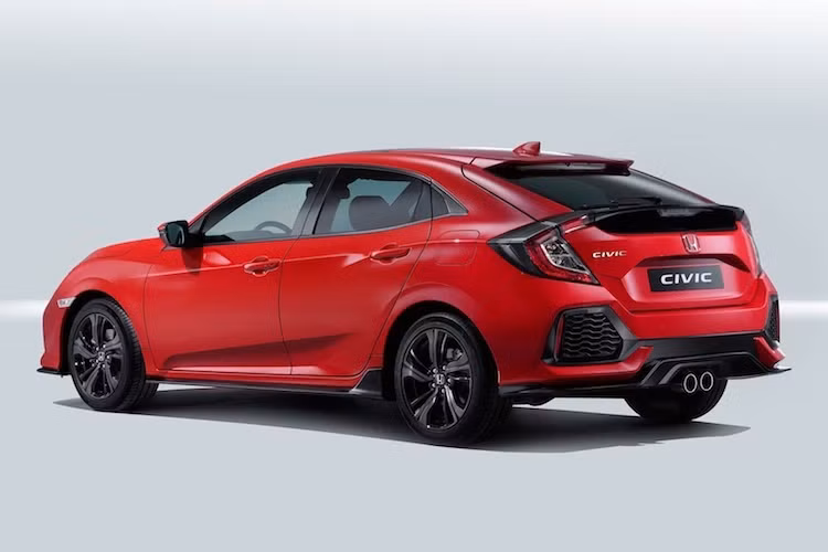 Ở phía sau, Civic hatchback cũng có thiết kế rất thể thao với cản sau góc cạnh, ống xả đặt chính giữa, cặp đèn hậu với các dải LED hình chữ C được nối liền với nhau bởi cánh gió tích hợp đèn phanh.