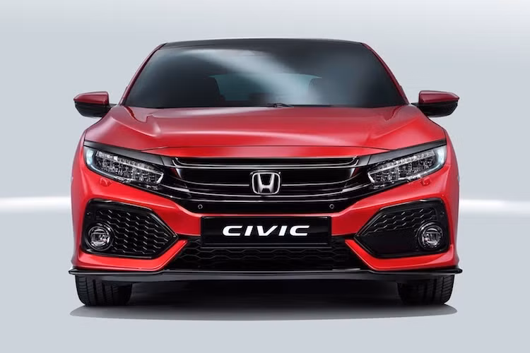 Dựa trên phiên bản sedan của Civic thế hệ thứ 10 đã được bán ra trước, Honda Civic hatchback cũng sở hữu thiết kế đầy thể thao và hấp dẫn với các đường nét sắc sảo. Nếu so với phiên bản thử nghiệm hồi tháng 3, chiếc xe cũng không có sự khác biệt lớn khi chỉ có đèn sương mù không sử dụng công nghệ LED, mâm nhỏ hơn và không còn nẹp hai bên thân...