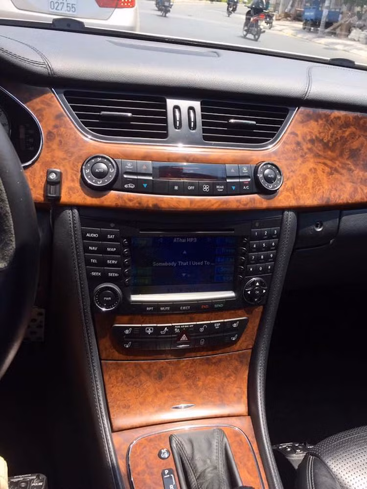 Dù đã hơn 10 tuổi nhưng chiếc xe vẫn sở hữu nhiều tiện nghi cao cấp mà đến nay vẫn thường chỉ xuất hiện trên xe sang: hệ thống giữ ga tự động Cruise Control, hệ thống thông tin giải trí DVD/MP3/Bluetooth kết hợp camera lùi, dàn âm thanh Harman/Kardon, rèm chỉnh điện...