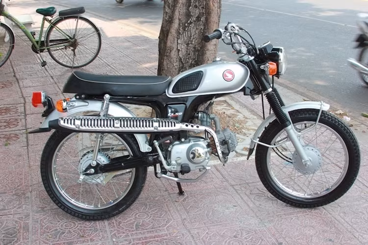 Là một dòng xe khá hiếm tại Việt Nam, những chiếc CL50 Benly "xịn" ở nước ta hiện đều có nguồn gốc nhập khẩu từ Nhật. Chiếc xe trong bài viết được một nhà sưu tập săn lùng và trong tình trạng gần như "đập thùng" mới chỉ đi được hơn 1100 km với giá trị khoảng hơn 100 triệu đồng.