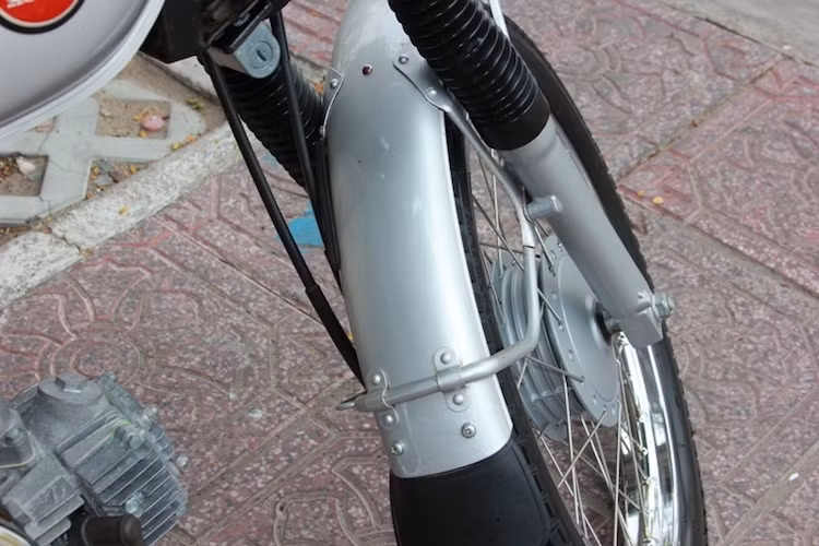 Ngoài ra, chắn bùn trước của chiếc xe cũng có một chút sửa đổi với việc bỏ đi phần viền dày hai bên, có thêm tấm chắn cao su ở đuôi và được bắt vào xe bởi các khung cứng cáp. Vẫn sử dụng vành nam 17 inch nhưng CL50 Benly có lốp gai đem tới độ bám đường tốt hơn ở đường đất.