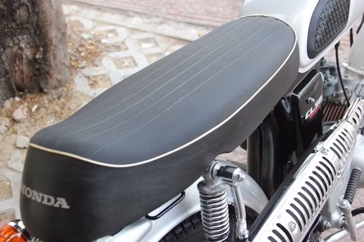 Được bán song song với Benly 50S, trong khi Benly 50S có yên xe kiểu cafe racer thể thao thì CL50 Benly sở hữu yên phẳng, dài, đem tới cảm giác ngồi thoải mái hơn.