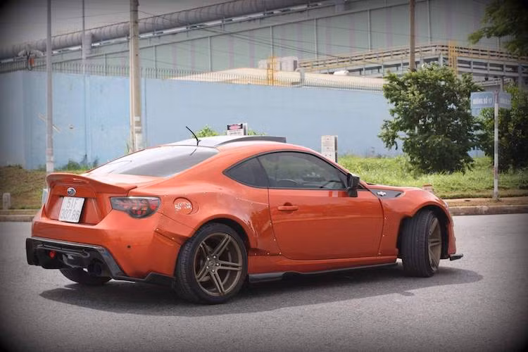 Ở trên mui xe, chiếc BRZ đã được trang bị một khe hút gió "giả" nhằm lắp 3 đèn LED tăng cường độ sáng. "Dàn chân" của chiếc xe cũng rất hấp dẫn với bộ mâm Wedssport 5 cánh kép màu đồng kèm lốp thể thao Kumho Ecsta.