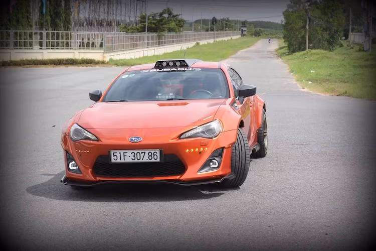 Ở phía trước, chiếc xe đã được thay cản trước của Toyota 86, kèm theo cánh khuếch tán không khí lắp bên dưới cản thuộc gói widebody Rocket Bunny. Điểm đặc biệt của chiếc BRZ này đó là dù có cản trước thiết kế theo phiên bản widebody Rocket Bunny V.1 nhưng chiếc xe lại có hàng đèn LED 5 bóng phong cách Rocket Bunny V.2.