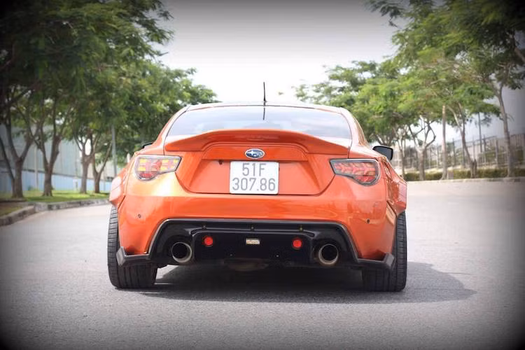 Ở phía sau, chiếc BRZ có bộ đèn hậu LED của Buddy Club với các dải LED theo phong cách xe Lamborghini. Cản sau của chiếc xe nổi bật với cánh khuếch tán không khí lớn kèm 2 ống xả thể thao, trong khi phía trên khoang hành lý là một cánh đuôi dạng nẹp.