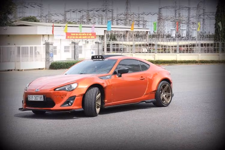 Tại Việt Nam, số lượng Toyota 86 cũng không nhiều, tuy nhiên BRZ còn là một mẫu xe hiếm hơn. Trong số những chiếc 86 ở Việt Nam, có ít nhất 2 chiếc được độ bodykit thân rộng Rocket Bunny, nhưng tới thời điểm hiện tại có lẽ chiếc xe thể thao BRZ màu cam trong bài viết là chiếc duy nhất ở nước ta với gói widebody này.