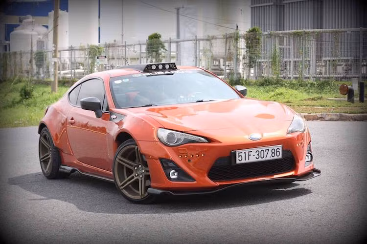 Ra mắt lần đầu từ năm 2012, mẫu xe thể thao Subaru BRZ 2 cửa là một sản phẩm hợp tác cùng Toyota. Về cơ bản, chiếc xe là "anh em sinh đôi" của Toyota 86, Scion FR-S tại các thị trường khác nhau trên Thế giới.