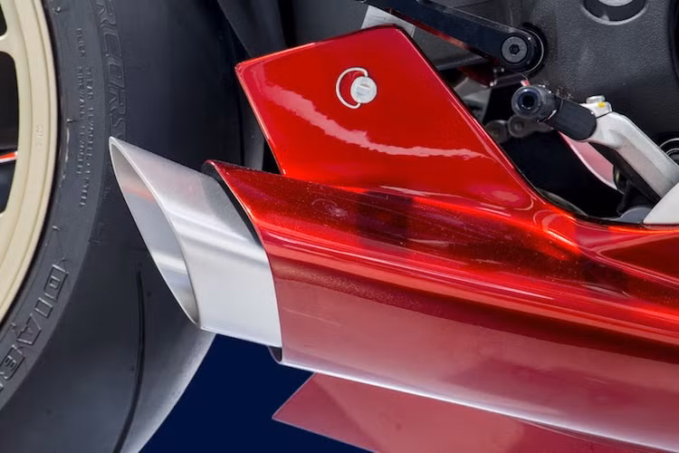 4 xi-lanh của động cơ dẫn khí thải thông qua hệ thống xả 4-to-1 với pô được giấu bên dưới thân xe, khiến kiểu dáng siêu đẹp của F4Z không bị phá vỡ.