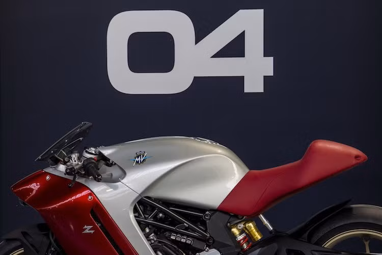 Sử dụng các chất liệu thượng hạng như nhôm và sợi carbon, Zagato đã thiết kế ra một thân xe với những đường cong, nếp gấp mềm mại, hòa hợp với nhau cho F4Z. Phong cách thiết kế trên chiếc xe trái ngược hoàn toàn với trào lưu sử dụng những đường nét góc cạnh, sắc nhọn trong thế giới xe máy hiện nay.