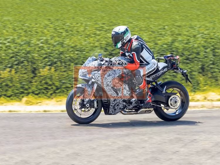 Gần đây, những hình ảnh chụp phiên bản thử nghiệm của Ducati Supersport 939 và Ducati Multistrada 939 đã liên tục được các tay săn ảnh "chộp" được ở nhiều địa điểm tại châu Âu. Trong 2 mẫu xe này, Supersport 939 không còn là bí ẩn quá lớn khi chiếc xe đã từng được Ducati bí mật trưng bày trước một số khách hàng quan trọng vào tháng 7.