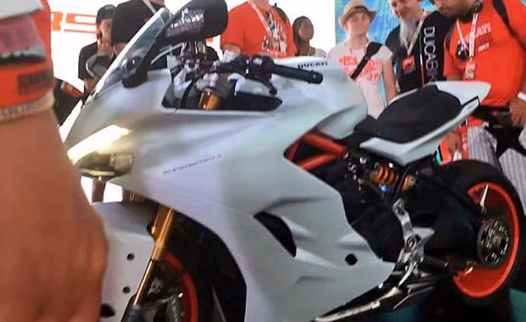 Trong 2 mẫu xe, Supersport là một mẫu sport touring hoàn toàn mới, với thiết kế chịu ảnh hưởng từ dòng sportbike Panigale của Ducati. So với các dòng Panigale, Supersport có tay lái cao hơn một chút và sử dụng khung dạng Trellis thay vì khung nhôm nguyên khối.