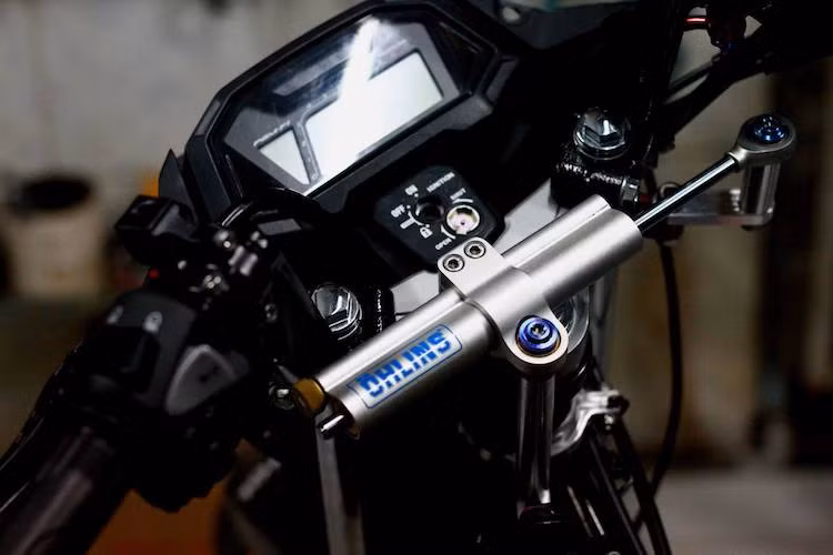 Không chỉ nâng cấp phuộc, chủ xe còn trang bị cho chiếc "xế nổ" Sonic 150R cây trợ lực đồng bộ của Ohlins, khiến cho chiếc xe càng trở nên ổn định và chắc chắn hơn ở tốc độ cao.