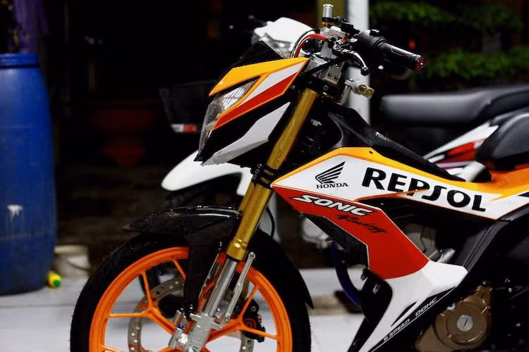 Trong đó, ở phía trước, chi tiết trực tiếp kết nối giữa bánh xe và tay lái là cặp phuộc ống lồng của Sonic nguyên bản đã bị loại bỏ. Thay vào đó, chủ xe đã lựa chọn cặp phuộc USD "hàng hiệu" của Ohlins cho chiếc xe.