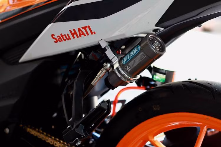 Trong khi phuộc trước đã được nâng cấp với phuộc Ohlins thì ở phía sau, chủ xe đã lựa chọn cho Sonic 150R cây phuộc monoshock Nitron với bình dầu rời, với lò xo nhạy và chắc chắn hơn.