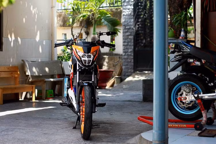 Có vẻ ngoài hoàn toàn nguyên bản, nhưng chiếc xe côn tay Honda Sonic 150R của một biker Biên Hòa đã có cảm giác điều khiển và độ ổn định hơn hẳn với loạt phụ tùng "hàng hiệu" được nâng cấp.