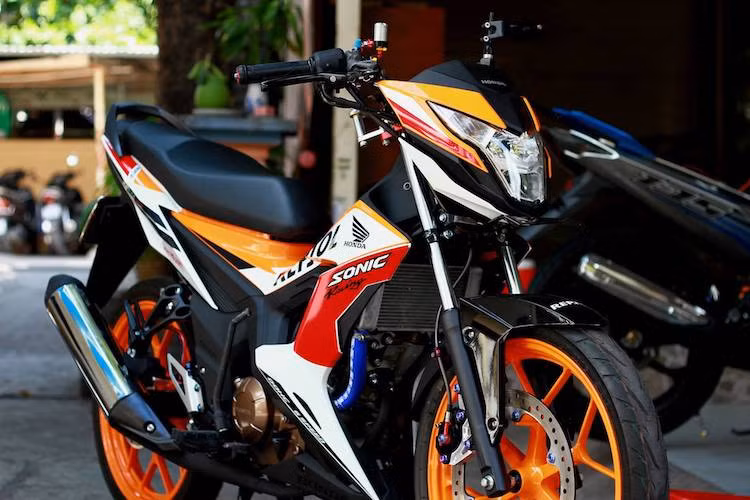 Với sức hút của mình, đương nhiên Honda Sonic 150 R sẽ nhận được sự quan tâm của những người chơi xe. Là chủ nhân của một chiếc Sonic 150R phiên bản Repsol, một biker tại Biên Hòa đã giữ nguyên thiết kế bên ngoài của chiếc xe nhưng trang bị cho nó nhiều phụ tùng nâng cấp có tên tuổi, giúp nó có thể đem lại cảm giác điều khiển tốt hơn.