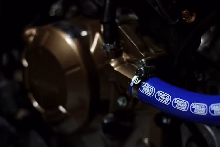 "Trái tim" của Sonic 150R là khối động cơ 150cc 1 xi-lanh DOHC FI hoàn toàn mới, công suất tối đa 15,7 mã lực và mô-men xoắn cực đại 13,5 Nm. Chi tiết thay đổi duy nhất là ống nước tản nhiệt được thay bằng loại của hãng Samco Sport, giúp giải nhiệt máy hiệu quả hơn.