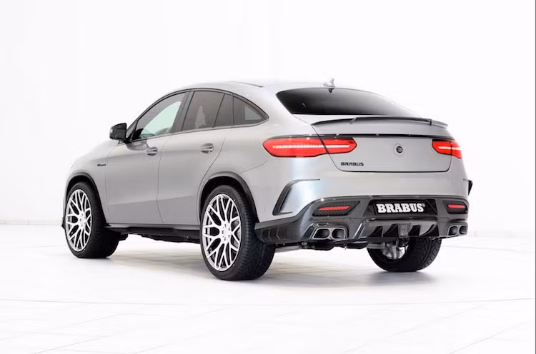 Ở phía sau, chiếc SUV coupe của Mercedes có nhiều thay đổi quan trọng để nâng cao tính năng khí động học. Trong đó, Brabus đã tích hợp cánh đuôi nhỏ bằng sợi carbon trên cửa sau và thiết kế lại cản sau với các cánh khuếch tán khí động học lớn và pô độ có van điều khiển âm thanh.