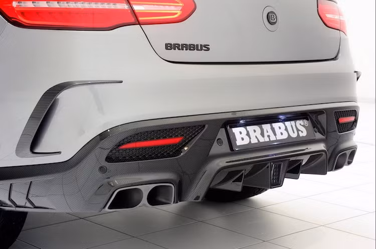 Với bản độ này, Brabus vẫn giữ nguyên khối động cơ V8 5.5l tăng áp kép của GLE 63, đme tới công suất tối đa 585 PS và mô-men xoắn cực đại 760 Nm, giúp xe có thể tăng tốc từ 0-100 km/h trong 4,2 giây và tốc độ tối đa 250 km/h.