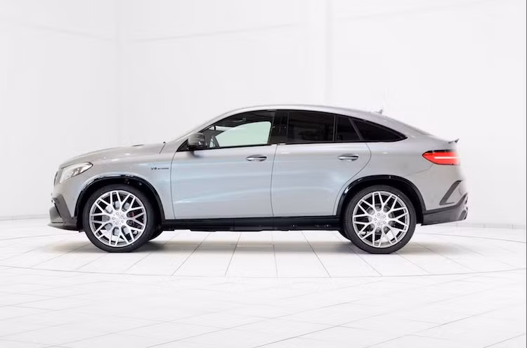 Các chi tiết bằng sợi carbon xuất hiện ở nhiều nơi trên thân xe để tạo điểm nhấn, chẳng hạn như ốp gương chiếu hậu tích hợp đèn xi-nhan. Chiếc GLE 63 Coupe vốn đã có kích thước mâm lên tới 21 inch, nhưng bản độ của Brabus còn lớn hơn nữa với mâm lên tới 23 inch.