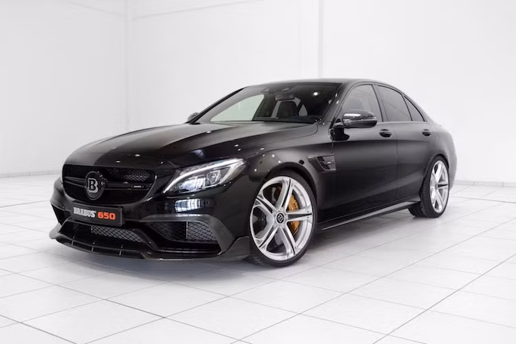 Sở hữu động cơ chung với siêu xe AMG GT, Mercedes-AMG C63 S vốn đã rất mạnh mẽ và tiện dụng do mang "thân xác" của một chiếc sedan Mercedes C-Class bình thường. Tuy nhiên dưới bàn tay của hãng độ Brabus, chiếc xe còn được nâng "đẳng cấp" thêm một bậc để có sức mạnh tương đương với nhiều siêu xe nhờ gói độ mang cái tên đơn giản là 650.