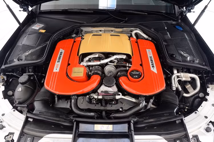 Ở bên dưới nắp ca-pô, khối động cơ 4.0l V8 tăng áp kép của C63 S đã được Brabus độ lại bằng cách thay cặp turbo lớn hơn kèm vòng bi đặc biệt, đồng thời chạy lại ECU và trang bị cho xe hệ thống xả bằng thép không rỉ với van bướm đóng mở để điều chỉnh âm thanh.