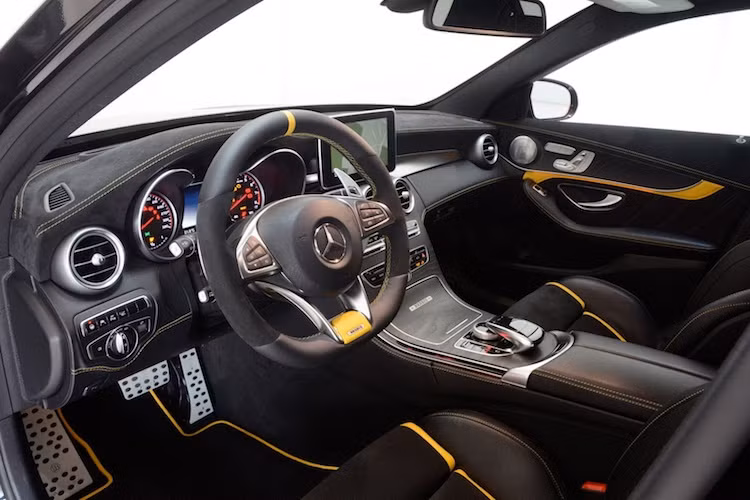 Ở bên trong nội thất, Brabus cũng cung cấp cho khách hàng một loạt các tùy chọn cá nhân hóa khác nhau như màu cùng chất liệu da bọc, cũng như chất liệu ốp cho xe. Chiếc C63 S demo của hãng có cabin bọc kết hợp giữa da và vải alcantara màu đen sang trọng, kèm theo các đường chỉ màu vàng nổi bật.