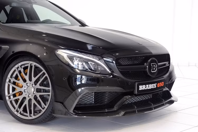 Giống như nhiều gói độ dành cho xe Mercedes khác, Brabus đã bắt đầu việc nâng cấp C63 S bằng cách "trang điểm" lại ngoại hình cho xe. Bộ bodykit thể thao nguyên bản của xe đã được giữ lại, chỉ bổ sung thêm những thanh nẹp khí động học bằng sợi carbon trên cản trước và sau xe.