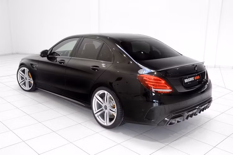 Đối với bản độ này, Brabus cũng đã cùng hợp tác với hãng sản xuất giảm xóc nổi tiếng Bilstein từ Đức để tạo ra cho C63 S hệ thống treo mới có khả năng điều chỉnh tới 10 chế độ khác nhau.