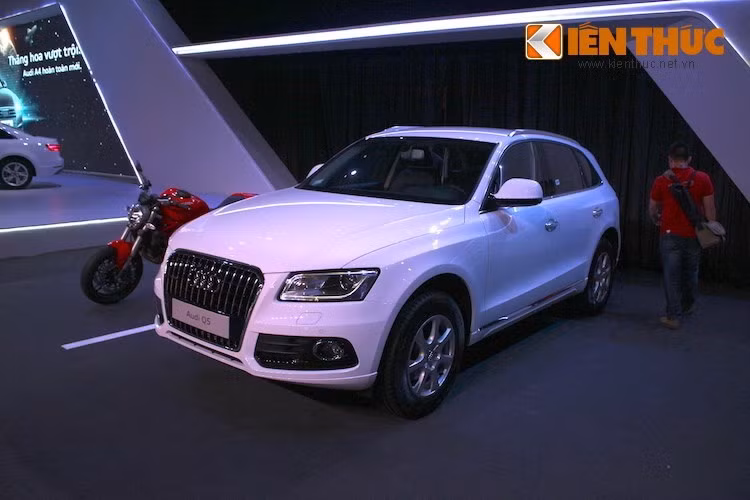 Nằm ở trên một bậc so với Q3 là chiếc Q5 có động cơ xăng 4 xi-lanh thẳng hàng 2.0l tăng áp với công suất tối đa 220 mã lực như mẫu xe thể thao TT. Cùng với hộp số 8 cấp tiptronic, chiếc xe có thể tăng tốc từ 0 đến 100 km/h chỉ trong 6.9 giây.