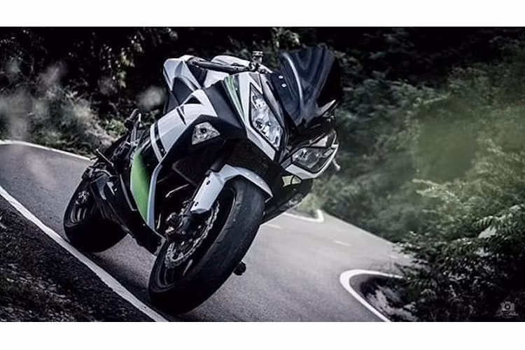 Trên thực tế, chiếc "ZX-8R" của biker Thái Lan này còn có thể được gọi là Ninja 800 do để có thể "biến hình" Z800 thành sportbike, anh đã tận dụng toàn bộ dàn vỏ của mẫu xe thể thao "phân khối nhỡ" cũng khá phổ biến khác là Ninja 300.